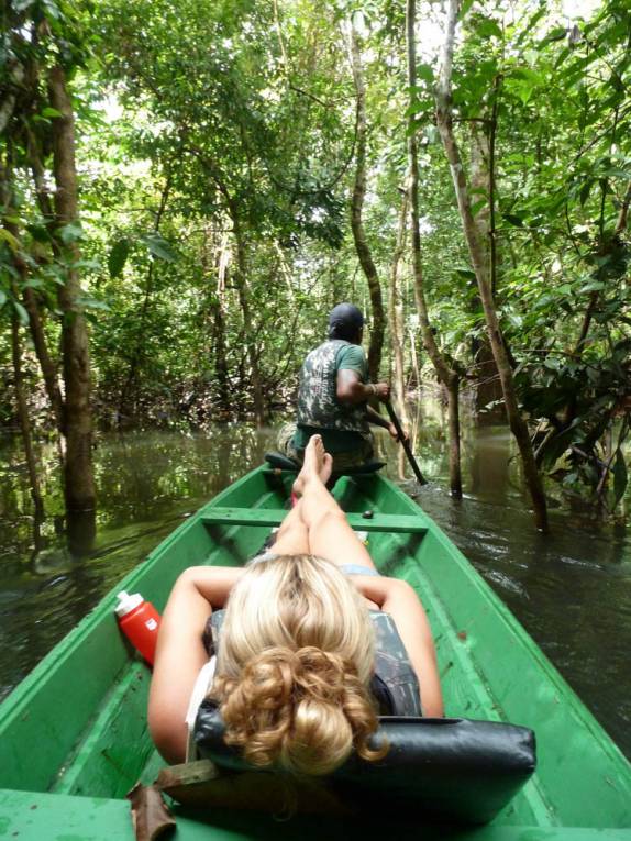 Passeando confortavelmente na floresta alagada na Reserva de Mamirauá, perto de Tefé, no Amazonas